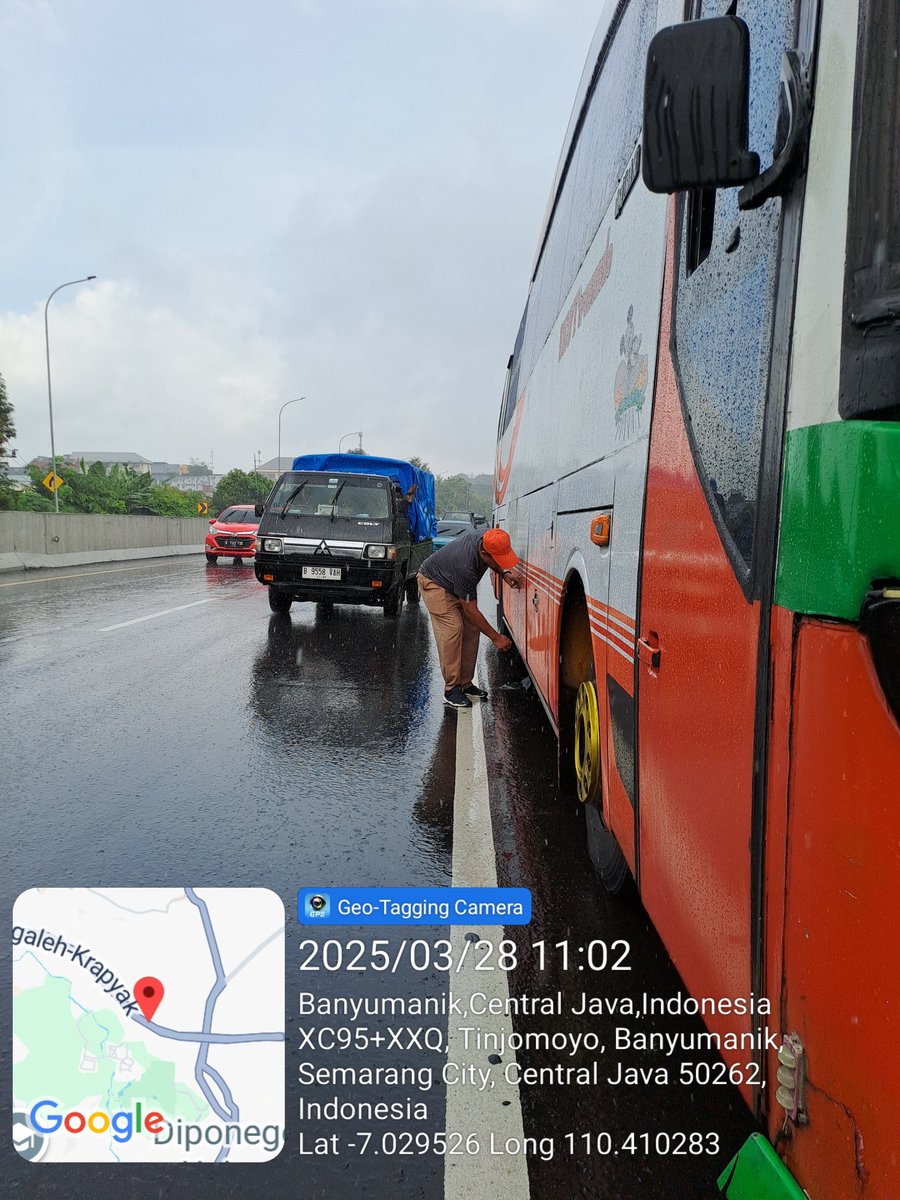 antonilaerbaten's tweet photo. Izin update #infomudik rekan @e100ss , kami penumpang @DamriIndonesia rute Jkt-Sby dgn no SBYB05KMO, jdwl keberangkatan 27 Maret Pk 20.00 shrsnya tiba 28 Maret 06.00
Saat ini sdg mogok di ruas Tol Jatingaleh-Krapyak kendala spare part sejak +/- Pk 10.45. Belum ada penanganan https://t.co/uqNUlyBZ60
