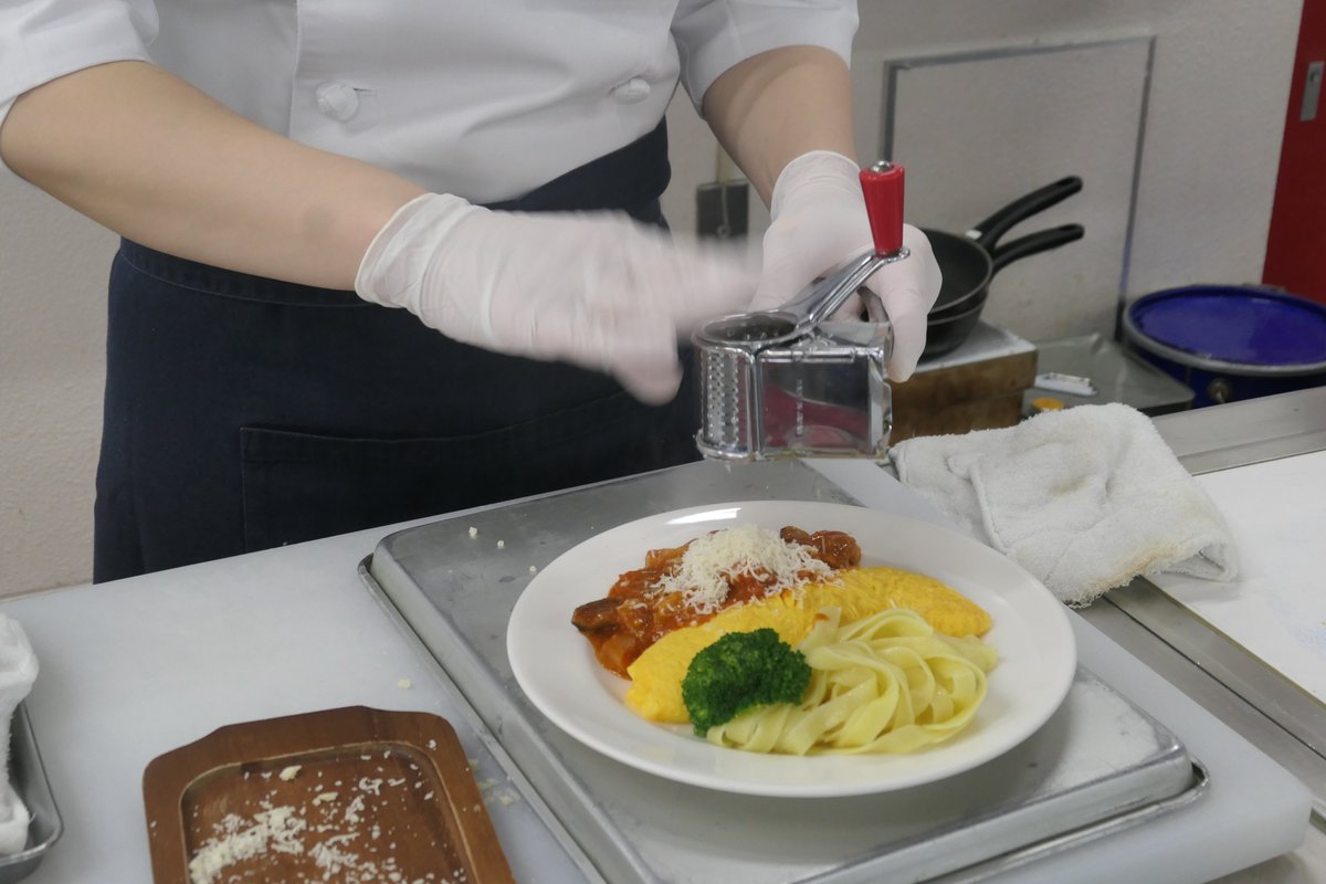 昨日のオープンキャンパスにも沢山のご参加ありがとうございました！
高校2年生の方も多く参加されていましたが、オーキャン参加はAO入試受験の必須項目ですので、ドシドシご参加下さいませ。
次回は4/12(土)に開催です👍
#調理師専門学校