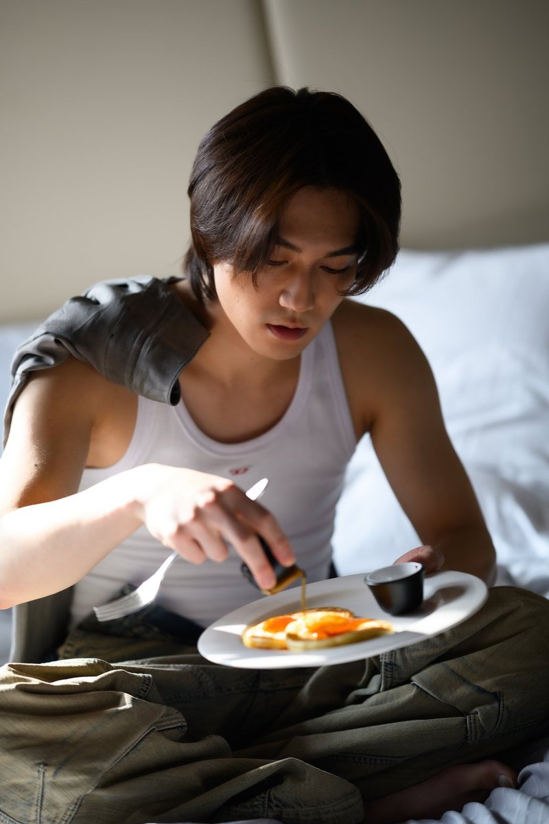 fashionsnap's tweet photo. 【新着】松田元太がまとう「DIESEL」スピリット。飾り気のないありのままの姿から、生粋のエンターテイナーとしてフラッシュを浴びる姿まで——。松田元太のショー当日の1日を追ったリアルなGetting Ready。（PR）
https://t.co/fOJUNJijBX 
@TravisJapan_cr https://t.co/Infye2m62Q
