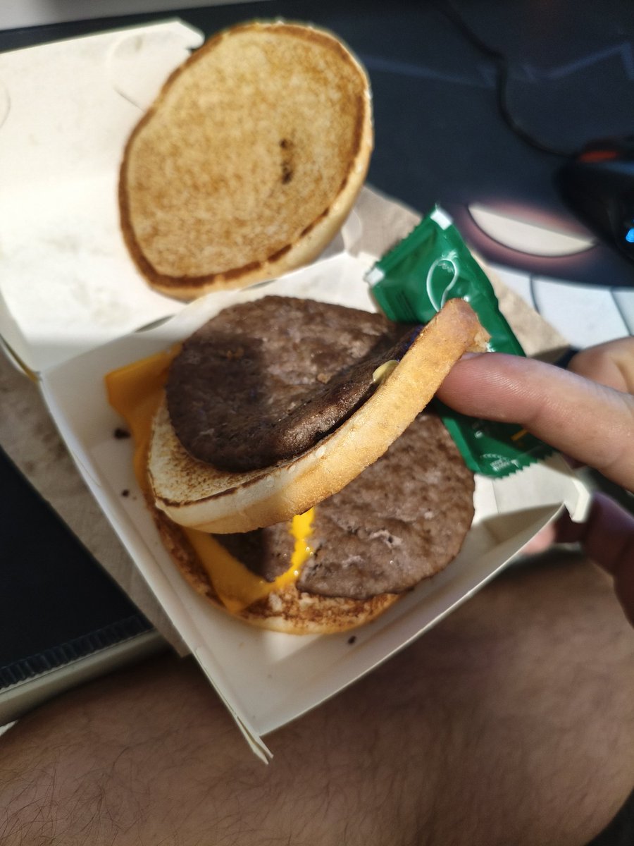 AKAelCoco's tweet photo. @McDonaldsMexico ve la Big Mac que me mandó la sucursal de Puebla, zócalo, se me antoja más lamer un perro con sarna, ni siquiera tiene lechuga ni aderezo de Big Mac, es una cochinada https://t.co/lnmUujWv81