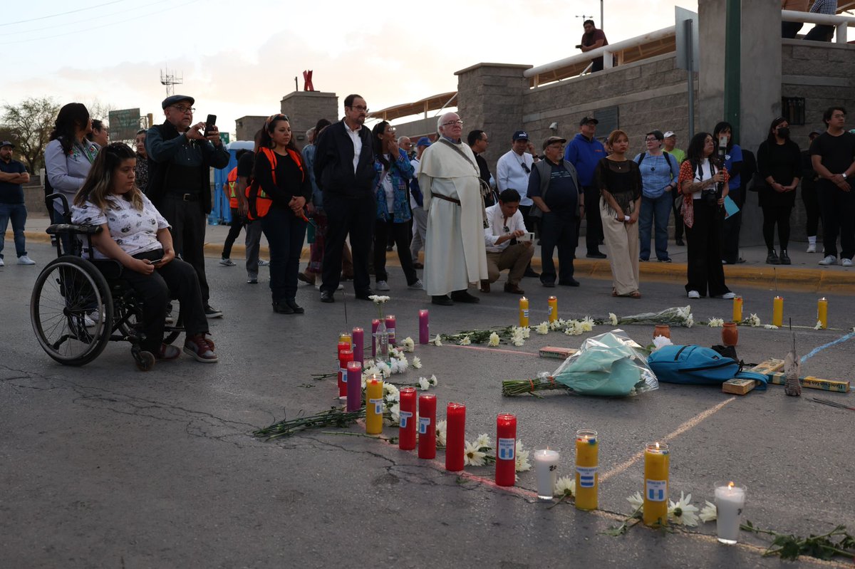 yociudadanojrz's tweet photo. #27M | Entre consignas, música, oraciones y testimonios, la comunidad juarense se reunió esta tarde para recordar a las víctimas del incendio en la estación migratoria de #CiudadJuárez, donde murieron 40 hombres extranjeros y decenas más resultaron heridos.

📸: @abrahamrubio_ https://t.co/R5Tdk7BtU0