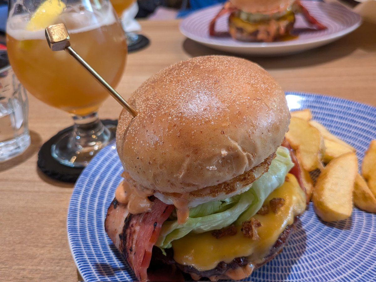 GunjiAmane's tweet photo. ハンバーガー最高!
箱根のボックスバーガーは、お気に入りです♪
#ハンバーガー
#ベーコンエッグバーガー
#BoxBurger
#飯テロ未遂 https://t.co/sqggL2EaZL