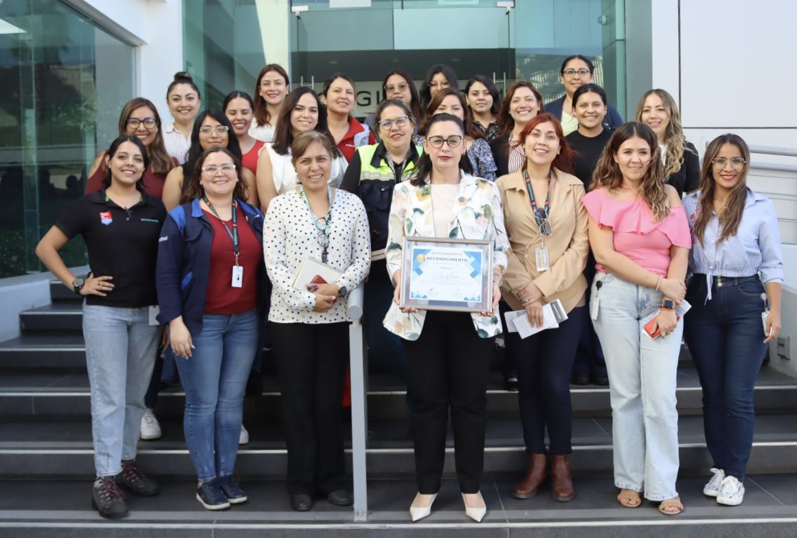 CristinaVsenor's tweet image. Me reuní con mujeres talentosas de Würth Elektronik y Borgwarner, con quienes compartí la estrategia #ALIADAS, impulsada por la Gobernadora @LibiaDennise.
Sigamos construyendo el Guanajuato que queremos, con oportunidades para todas y todos. 
#EconomíaEsProsperidad #Prosperidad