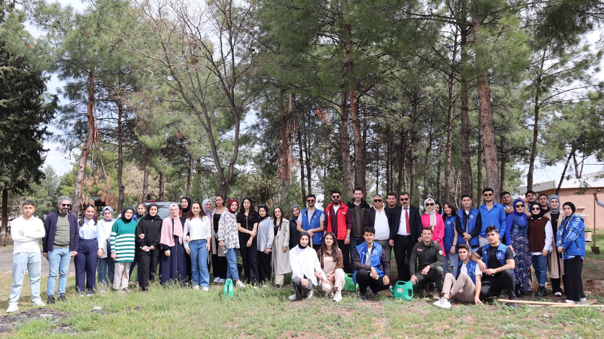 Harran Üniversitesi Siverek MYO ile Orman Haftası kapsamında fidan dikim etkinliği gerçekleştirdik! 🌱📷  Geleceğe nefes bırakmak için birlikte doğa ile buluştuk.  Her fidan bir umut, her adım bir gelecektir!