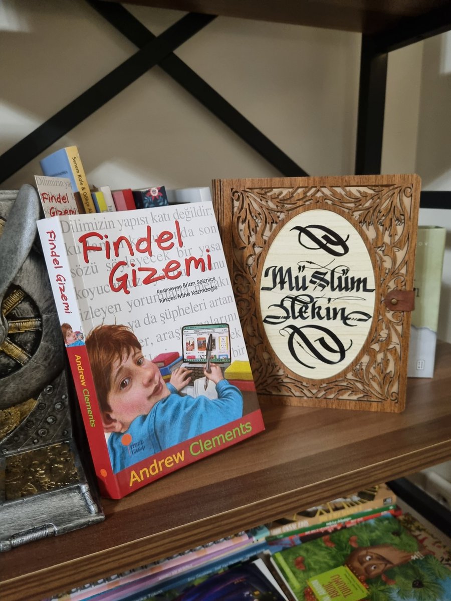Merhaba Arkadaşlar bugün bahsedeceğim kitap 5 ve üstü sınıf çocuklarımız için tercih edebileceğiniz "Findel Gizemi"

Yazarı Andrew Clements
İlk kitabın kahramanı bu kitapta farklı bir rolde.
Yeni kahraman bir bilgisayar kurdu
#tavsiye #kitap #çocuk #hikaye #okuma