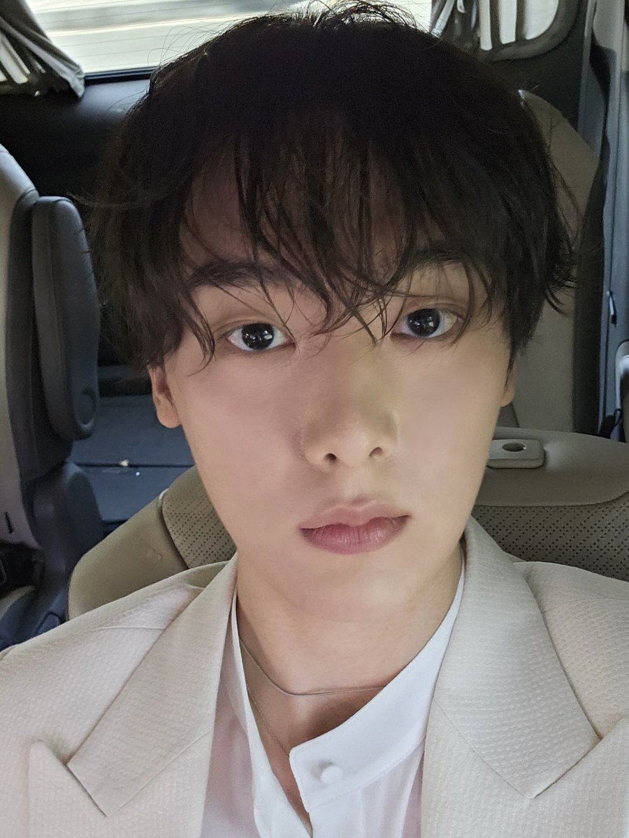 하로하~SANiGHT 공연 한지 벌써 일주일이 지났네요 그때 너무 행복해서 로하랑 얘기하면서 공연하고 있는 모습으로 다시 돌아가고 싶어요😊
날씨가 이제 봄이 왔는데 저희에게 특별한 계절이라 하늘을 많이 보게 되네요 밤에는 일교차가 크니까 감기 조심하고 운동도 하기~💜