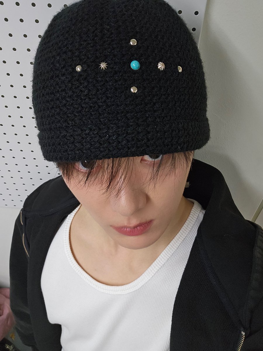 offclASTRO's tweet photo. 하로하~SANiGHT 공연 한지 벌써 일주일이 지났네요 그때 너무 행복해서 로하랑 얘기하면서 공연하고 있는 모습으로 다시 돌아가고 싶어요😊
날씨가 이제 봄이 왔는데 저희에게 특별한 계절이라 하늘을 많이 보게 되네요 밤에는 일교차가 크니까 감기 조심하고 운동도 하기~💜 https://t.co/ABuwIcv01c