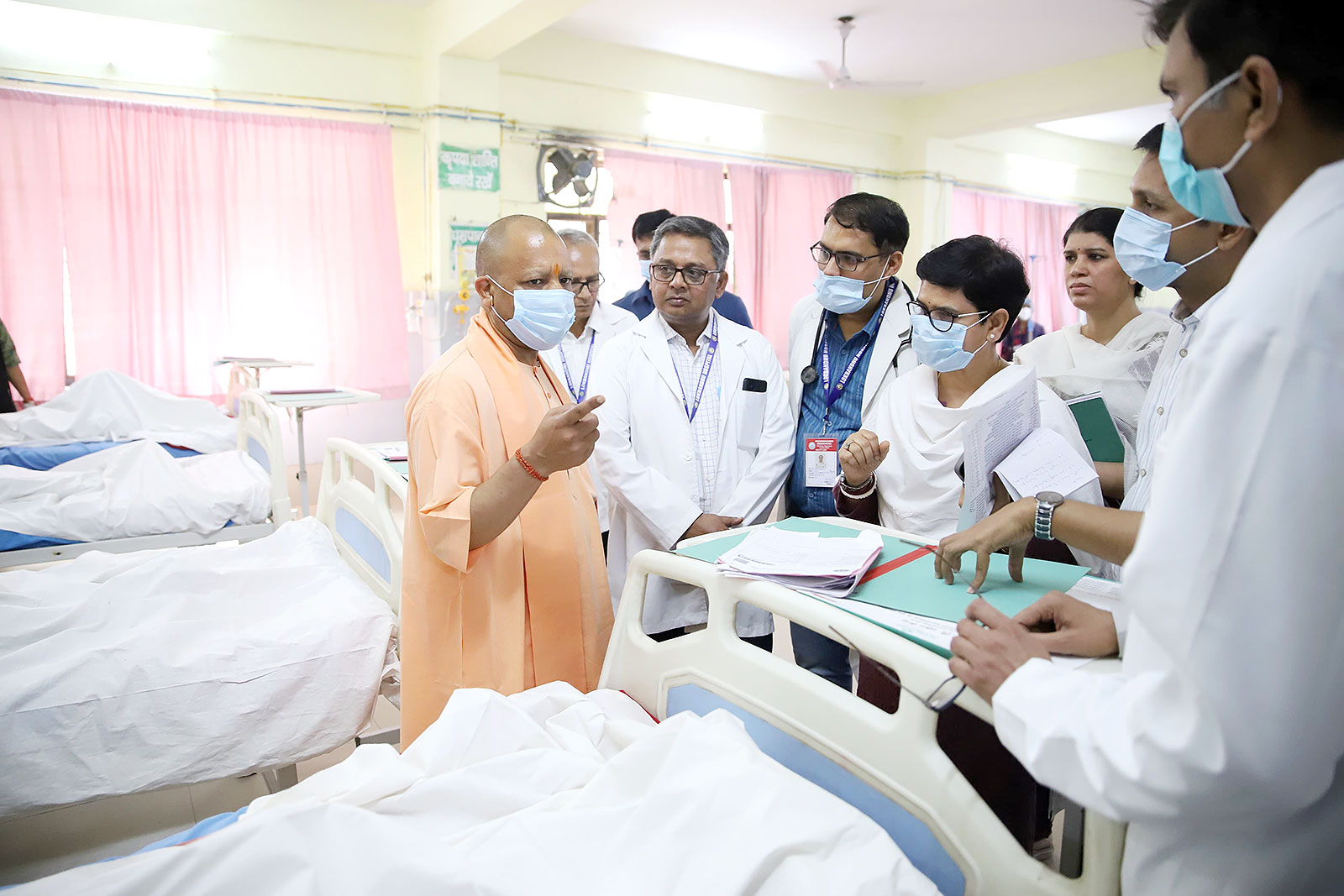 लोकबंधु अस्‍पताल पहुंचे सीएम योगी, बीमार मानसिक मंदित बच्चों का जाना हाल