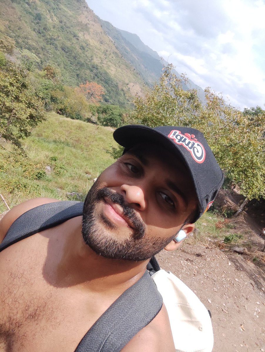 andruenx's tweet photo. Yo el año pasado... / Yo este año https://t.co/N4sLylIFT3