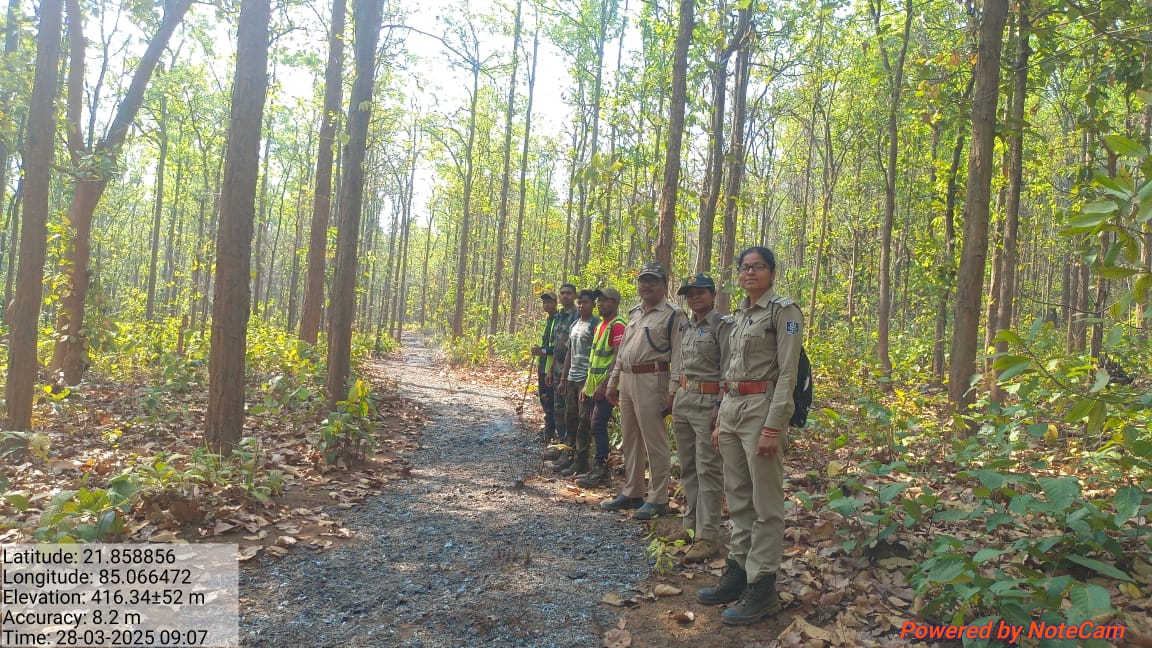 DfoBonai's tweet photo. #FootPatrolling &amp; #controlburning conducted by RO Barsuan, #BarsuanRange, with Tinko Fire Camp staff in Amrudhi RF, Tinko Beat, Barsuan section. These efforts are essential for proactive #forestfire #mitigation.
@pccfodisha 
@Prem_CWLWOdisha 
@RourkelaRc79045 https://t.co/BpHK0ekcW4