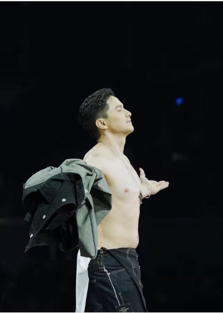 truebleu75's tweet photo. @aldenrichards02 @benchtm Brave and bold.
Flaunting his ‘flaws’.
Kahit chubby-chubby.:D
Ikaw nagsabi nyan, paps.
@aldenrichards02 
<3<3<3
#ALDENRichards 
#ALDENxBenchBody
#BENCHBodyOfWork https://t.co/mS1yJA1qpr