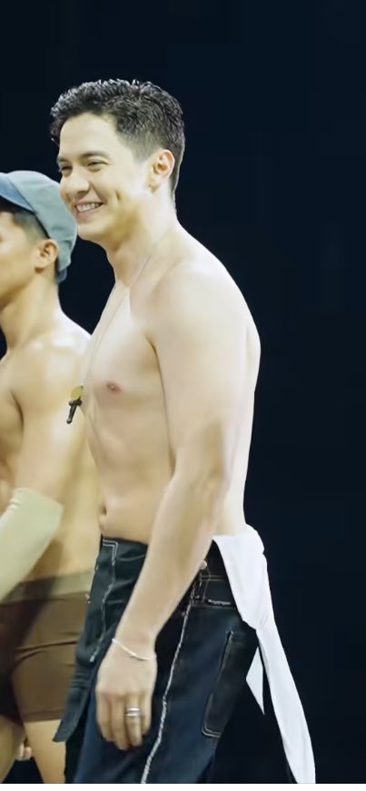 truebleu75's tweet photo. @aldenrichards02 @benchtm Brave and bold.
Flaunting his ‘flaws’.
Kahit chubby-chubby.:D
Ikaw nagsabi nyan, paps.
@aldenrichards02 
<3<3<3
#ALDENRichards 
#ALDENxBenchBody
#BENCHBodyOfWork https://t.co/mS1yJA1qpr