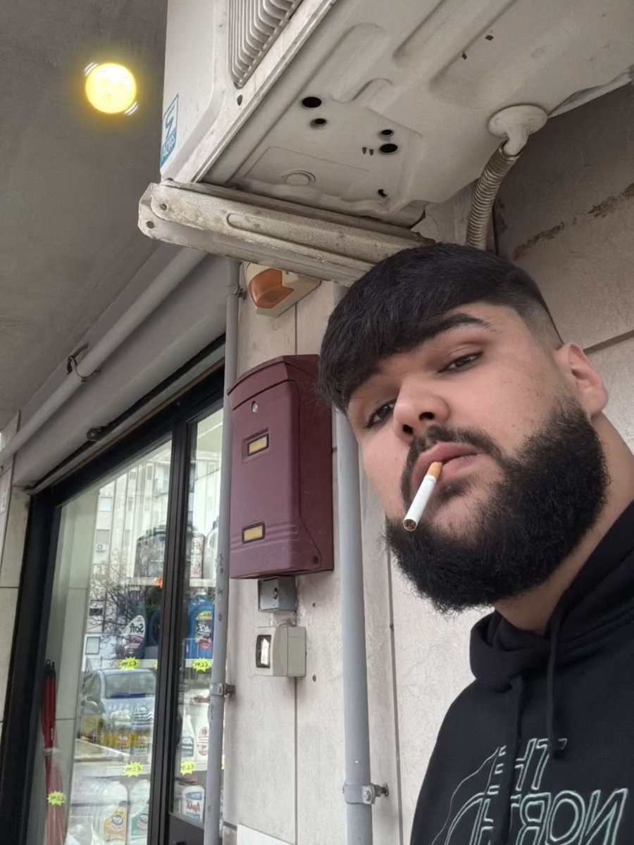 A young bear smoking🫦 #smoking #fetish