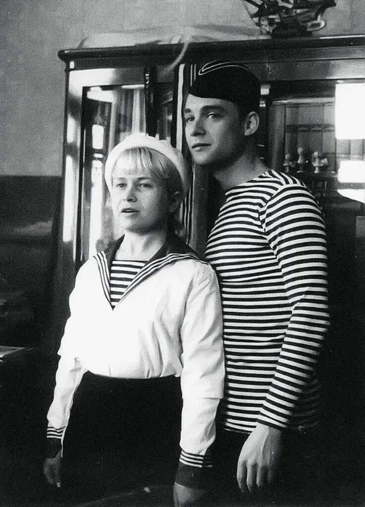 В актуальную тему … 
Александра Пахмутова и Николай Добронравов при посещении атомной подводной лодки . 
И родилась песня … когда усталая подлодка из глубины идёт домой …