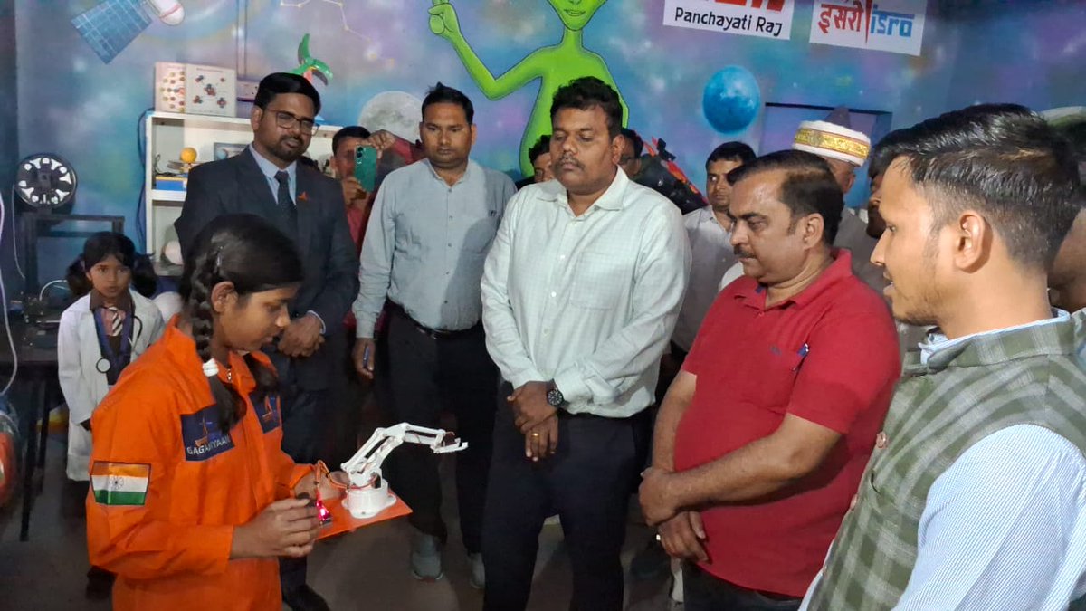 mopr_goi's tweet photo. बच्चों के समग्र और सर्वांगीण विकास के लिए ग्राम पंचायत स्तर पर सकारात्मक वातावरण बनाने में ग्राम पंचायत की महत्वपूर्ण भूमिका होती है। #उत्तरप्रदेश के #सिद्धार्थनगर जिले की चाइल्ड-फ्रेंडली अवॉर्डी ग्राम पंचायत #हसुड़ी_औसानपुर के पीएमश्री कम्पोजिट विद्यालय में 5 स्मार्ट क्लासरूम, स्पेस एंड स्टेम लैब, ग्रीन स्कूल (5 KVA सोलर प्लांट), 100% वाटर पॉजिटिव स्कूल, 2 अतिरिक्त कक्षा कक्षों में टाइलिंग, सेनेटरी पैड वेंडिंग मशीन और सेनेटरी पैड भस्मक मशीन का लोकार्पण जिलाधिकारी, सिद्धार्थनगर द्वारा द्वारा किया जाना था, लेकिन उन्होंने बालिका शिक्षा को बढ़ावा देने के उद्देश्य से राज्य स्तर पर बैडमिंटन खेलकर आई बच्चियों से ���ोकार्पण कराया, और उनके साथ संवाद भी किया।

चाइल्ड-फ्रेंडली, वीमेन-फ्रेंडली और गर्ल-फ्रेंडली गांव ही विकसित भारत के संकल्प की सिद्धि का मार्ग प्रशस्त करेंगे। सभी ग्राम पंचायतों से अनुरोध है कि वे गुणवत्तापूर्ण शिक्षा के लिए हरसंभव प्रयास करें।

#MoPR #UttarPradesh #Siddharthnagar
#ChildFriendly #WomenFriendly #GirlFriendly