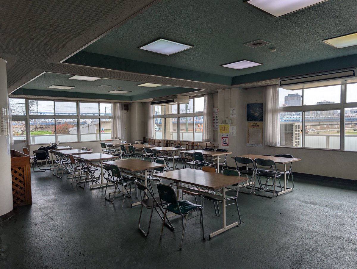 多摩川緑地管理事務所の二階には無料の休憩室、トイレ、更衣室があり、コインシャワーもある。平日は無料の駐車場が河川敷にあり、京急六郷土手駅も近く便利。なのに休憩室に使われず封鎖されてる元食堂と厨房があり、とても勿体ない。  大田区地域力応援基金とかで活用 ...