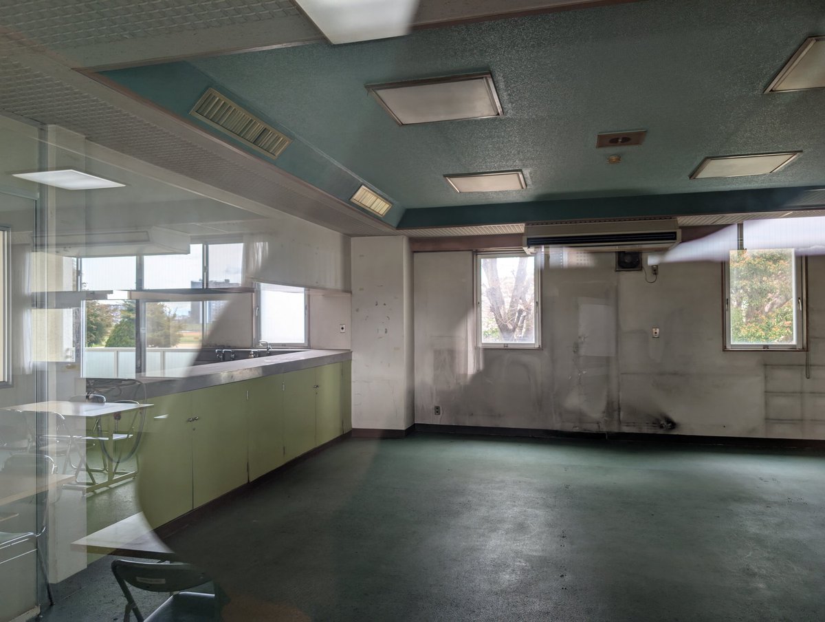 多摩川緑地管理事務所の二階には無料の休憩室、トイレ、更衣室があり、コインシャワーもある。平日は無料の駐車場が河川敷にあり、京急六郷土手駅も近く便利。なのに休憩室に使われず封鎖されてる元食堂と厨房があり、とても勿体ない。  大田区地域力応援基金とかで活用 ...