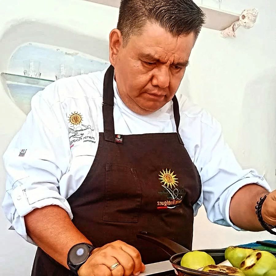 Piensa por un momento en tu vida antes de que la cocina se convirtiera en tu pasión o tu profesión. ¿Dónde estabas? ¿Qué estabas haciendo? Y ahora, mira dónde te ha llevado ese primer plato que cocinaste, ese primer sabor que te cautivó. 
.
#chefmartinrodriguez