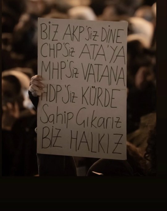 @hulagu85 ben 70-80 li yılları sağ sol kavgasını görmüş biri olarak diyorumki siyaset halkı böler ve çalar çırpar,umarım güzel türkiyem için bugünün gençleri merkeziyetsiz bir idari sistemi kurarlar.