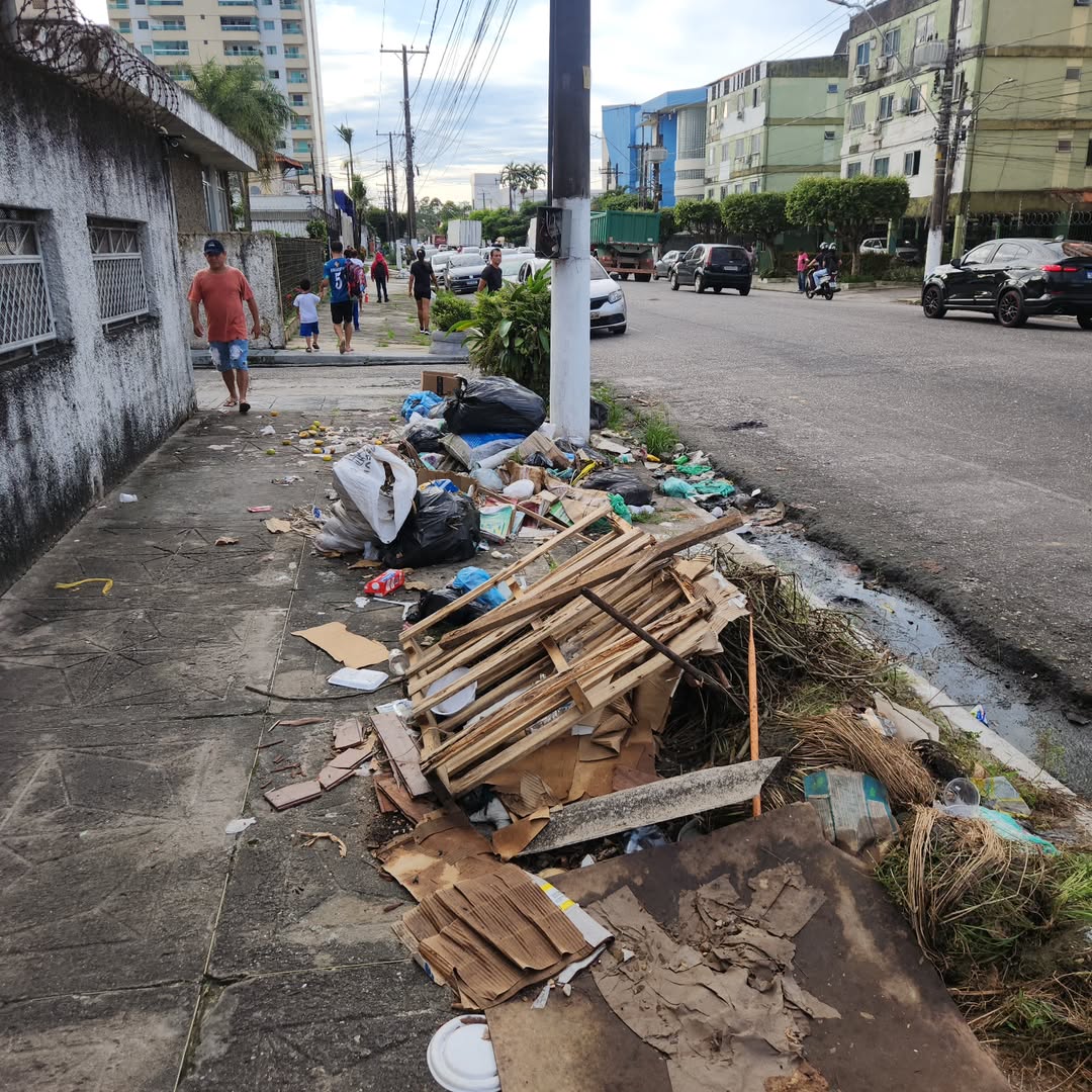 NoticiasdoPARA's tweet photo. Alô  @prefeiturabelem Calçada na Tv. Eneás Pinheiro, próximo a Av João Paulo lI. https://t.co/973NvXm4JH