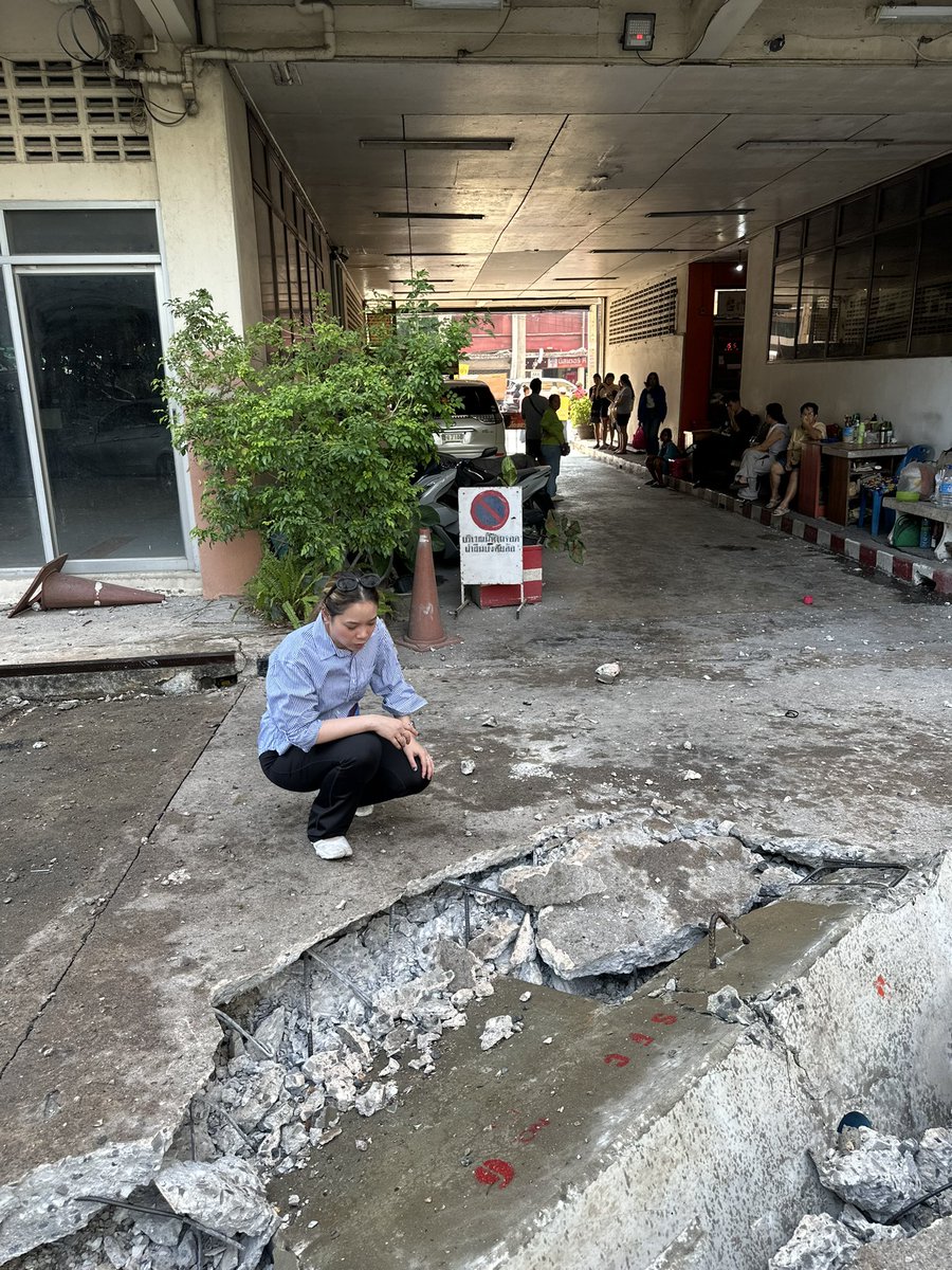 กานต์และทีมผู้ช่วยสำรวจความเสียหายจากเหตุเครนหักที่จุดงานก่อสร้างคอนโดมิเนียม บริเวณสี่แยกบางโพ ถนนประชาราษฎร์สาย 1 

เบื้องต้นมีผู้เสียชีวิต 1 ราย ผู้บาดเจ็บ 1 ราย นำส่งโรงพยาบาลบางโพ เป็นที่เรียบร้อย ตัวเครนหักกระทบอาคารใกล้เคียงซึ่งเป็นหอพักได้รับความเสียหาย