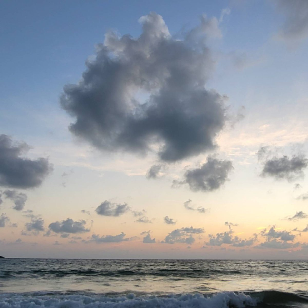 sergio_nikoso's tweet photo. GM to all #American #NFT_Collectors! 🌅 Sending warm sunrise vibes from the Thai 🇹🇭 evening.
Explore the beauty of sunsets in my NFT collection: https://t.co/DVg1KbJ7st
#NFT #SunsetNFT #PhotographyNFT #NFTCommunity #DigitalArt https://t.co/zRPyqhHRBM