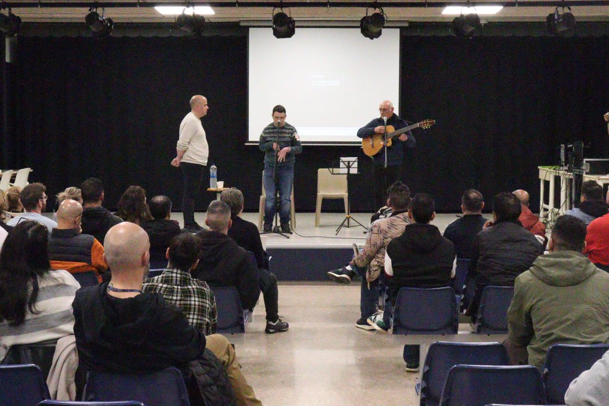 Pel Dia Mundial de la Poesia vam presentar el documental «Si el vers fos un refugi» al Centre penitenciari de Lledoners. 

Tot seguit, Arnau Baulenas i Cinto Espejo van recitar poesia i van cantar cançons.

Va ser una sessió molt emotiva. Desitgem haver plantat una llavor poètica