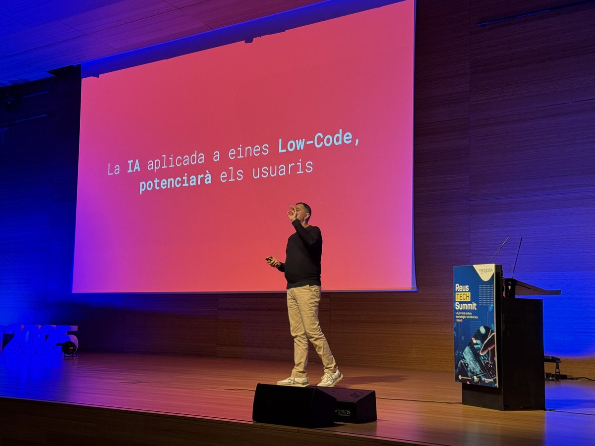 Hoy he tenido el placer de participar en el evento #reustechsummit25 hablando de IA y Low-Code <a href="/velneo/">Velneo</a>