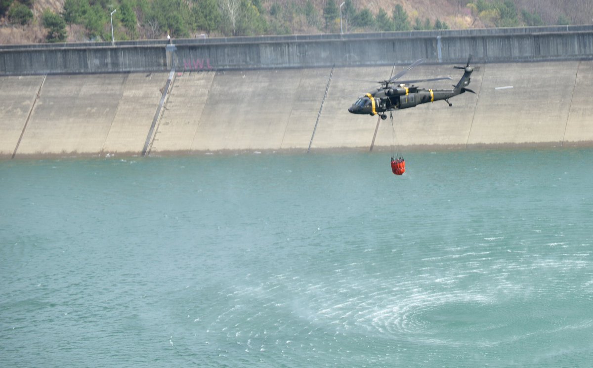 2INFDIV's tweet image. Our thoughts are with the people of the ROK during this tragic time caused by ongoing wildfires in Gyeongsang. We are proud of our Soldiers from 2nd Combat Aviation Brigade supporting the firefighting efforts alongside our ROK allies.