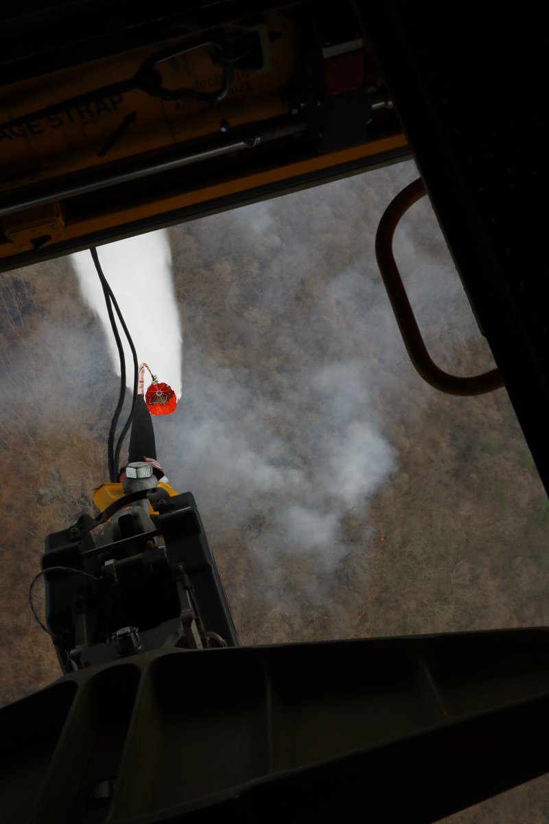 2INFDIV's tweet image. Our thoughts are with the people of the ROK during this tragic time caused by ongoing wildfires in Gyeongsang. We are proud of our Soldiers from 2nd Combat Aviation Brigade supporting the firefighting efforts alongside our ROK allies.