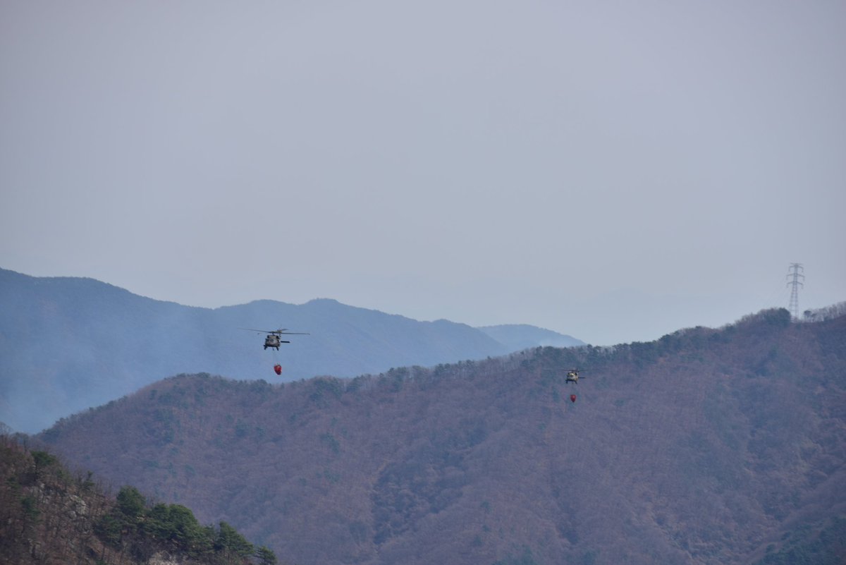 2INFDIV's tweet image. Our thoughts are with the people of the ROK during this tragic time caused by ongoing wildfires in Gyeongsang. We are proud of our Soldiers from 2nd Combat Aviation Brigade supporting the firefighting efforts alongside our ROK allies.