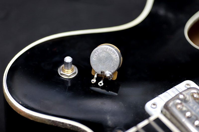 Gretsch G6136TSL Silver Falcon - POT交換、全体調整
グレッチのシルバーファルコン。今回はブリッジ側のピックアップ出力が不安定とのこと。ピックアップが問題かと思いましたが、マスターボリュームの不良でした。POT交換と全体調整を行いました。spreadsound.com/eg/eg-wiring/2…