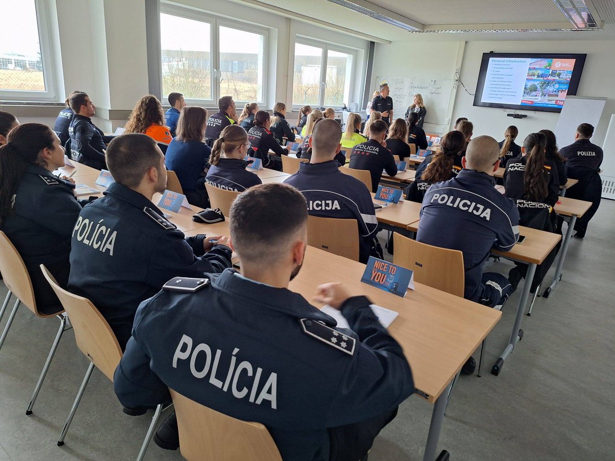 ispccat's tweet photo. Aquesta setmana 3 aspirants a @mossos del CFBP per a policies, acompanyats amb 1 instructor, han fet estada formativa a l'Acadèmia de Policia de Baixa Saxònia (Hann Münden, Alemanya) https://t.co/ff5O4MSzBR