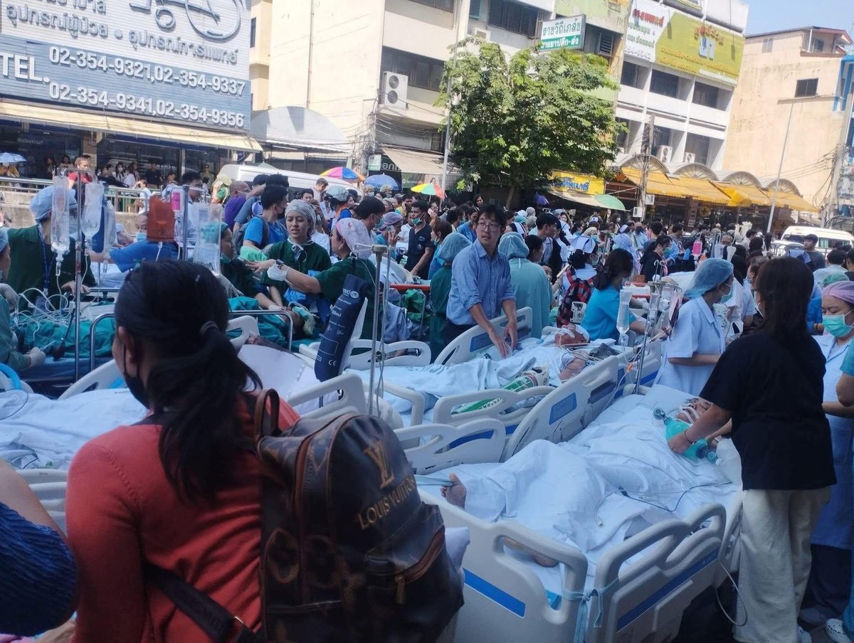 ประชาสัมพันธ์นะคะ

รพ.ราชวิถี ต้องการน้ำดื่ม เป็นจำนวนมาก ท่านใดอยากร่วมทำบุญ บริจาคตรงประชาสัมพันธ์ได้เลย ให้คุณหมอ พยาบาล ผู้ป่วย ได้ค่ะ ยืนดูแลผู้ป่วย อยู่นอกรพ.

⚠️ประสงค์ที่จะขอรับเป็นอาหารเครื่องดื่มเท่านั้น

#ตึกถล่ม #แผ่นดินไหว #Aftershock #earthquake #แผ่นดินไหวประเทศไทย