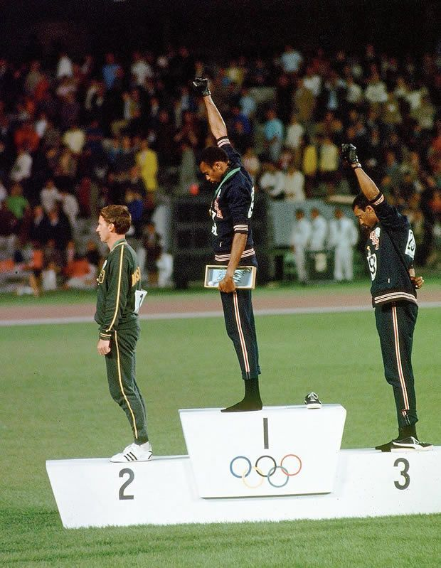 viagempassado's tweet photo. 6 - Tommie Smith e John Carlos levantaram seus punhos com luvas pretas no pódio após vencerem as medalhas de ouro e bronze, nos 200 metros rasos (1968)

📸 John Dominis https://t.co/p6eqIUQ9cI