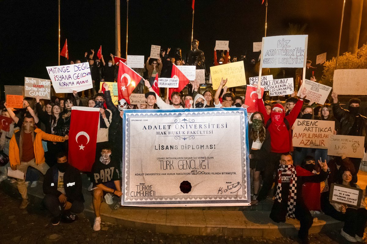 Arkadaşlar bu pankartı gönderebileceğim bir üniversite arıyorum. ADÜ, Kuşadasındayım. Yürüyüşte açabilecek ve sonra başka bir üniversiteye gönderebilecek bir Üni ulaşabilir mi bana