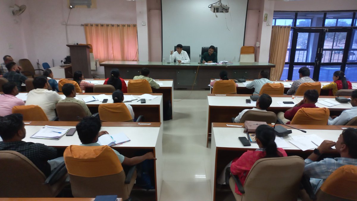 "સ્વચ્છતા તરફ સંકલ્પબદ્ધ પગલાં!"

આજ રોજ સ્વર્ણિમ હોલ જિલ્લા પંચાયત પાટણ ખાતે  જિલ્લા, તાલુકા અને ગ્રામ્યકક્ષાના એસ.બી.એમ ના કર્મચારીઓ સાથે યોજનાકીય કામગીરીની સમીક્ષા કરવામાં આવી. આગામી વર્ષ માટે સ્વચ્છતા અભિયાનને વધુ ગતિશીલ બનાવવા જરૂરી માર્ગદર્શન આપ્યું.

<a href="/CMOGuj/">CMO Gujarat</a> <a href="/InfoGujarat/">Gujarat Information</a>