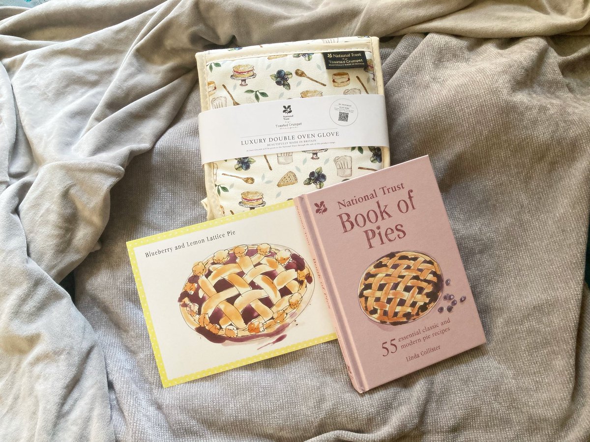 rae_reads1's tweet image. #bookpost A big thank you to Harpercollins for this fab book post - National Trust Book of Pies by Linda Collister and lovely oven gloves.

There are 55 recipes in total with a mix of sweet, savoury, classic and more modern pies. The Pecan Pie recipe has already caught my eye!