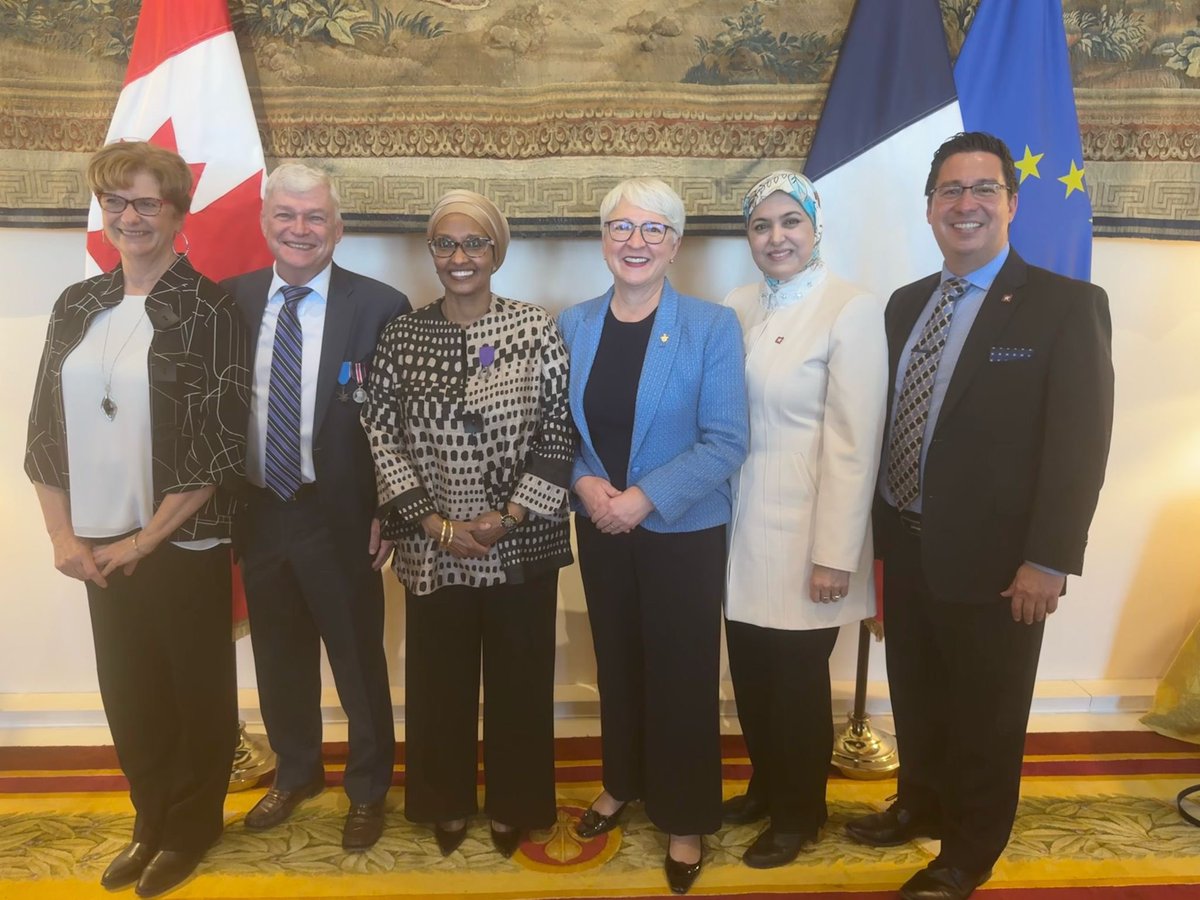 La Maison de la francophonie d’Ottawa était honorée de participer à la cérémonie de remise des insignes de Chevalier dans l’Ordre des Palmes académiques à Mme Roda Muse, une distinction prestigieuse décernée par l’ambassade de France. Félicitations à Mme Roda Muse.