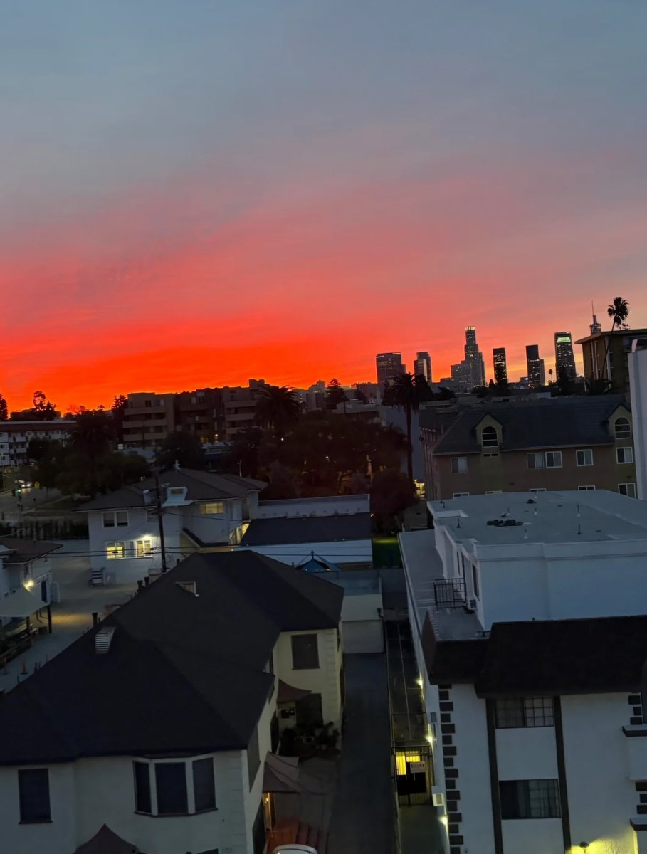 Y asi se ve la madruga desde el valcon 
#LACalifornia