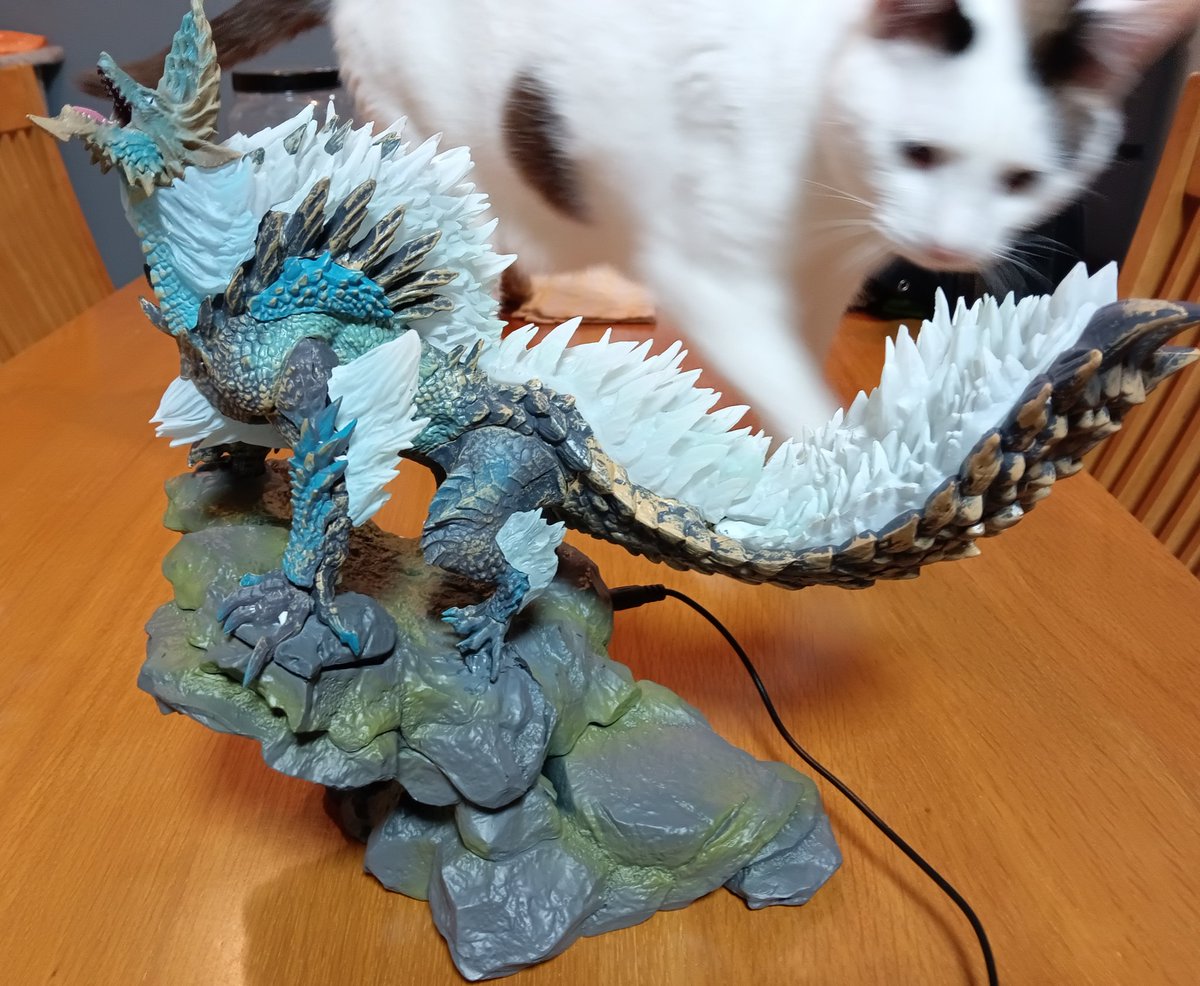 モンスターハンター ジンオウガ LED発光ギミック付 フィギュア　海外製 メルカリで買った海外製のジンオウガフィギュア届いてた😁 これLED内蔵