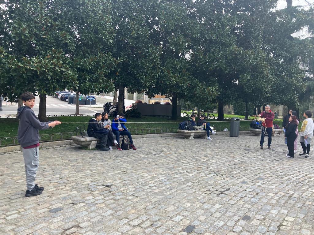 AvenidaIes's tweet photo. Los alumnos de 2°ESO han visitado el Museo del Prado ✏️🎨🖼️👩‍🎨 https://t.co/JCZZIV7jvx