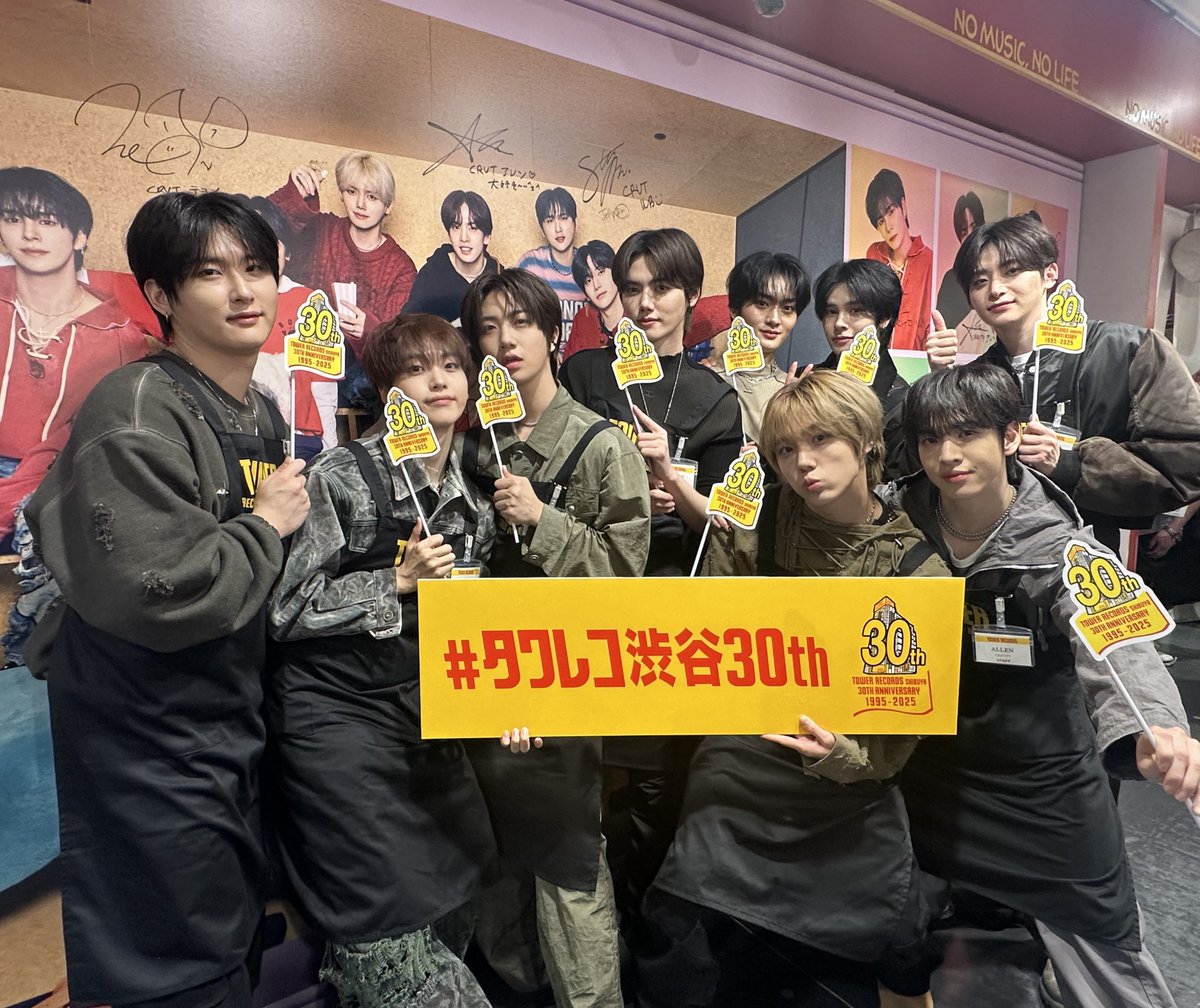 TOWER_Shibuya's tweet photo. 【#タワ渋kpop】
#CRAVITY Japan 2nd EP『Jelly Bean』
発売記念イベント 終了いたしました🌈
タワレコエプロンを着用した
CRAVITYの皆様の素敵なお写真を頂きました🥹💖
ご参加いただいた LUVITYの皆様
ありがとうございました！
1Fパネル展のサインもお見逃しなく🫶🏻💕
@CRAVITY_JP #タワ渋イベント https://t.co/zxU0Qetb9A