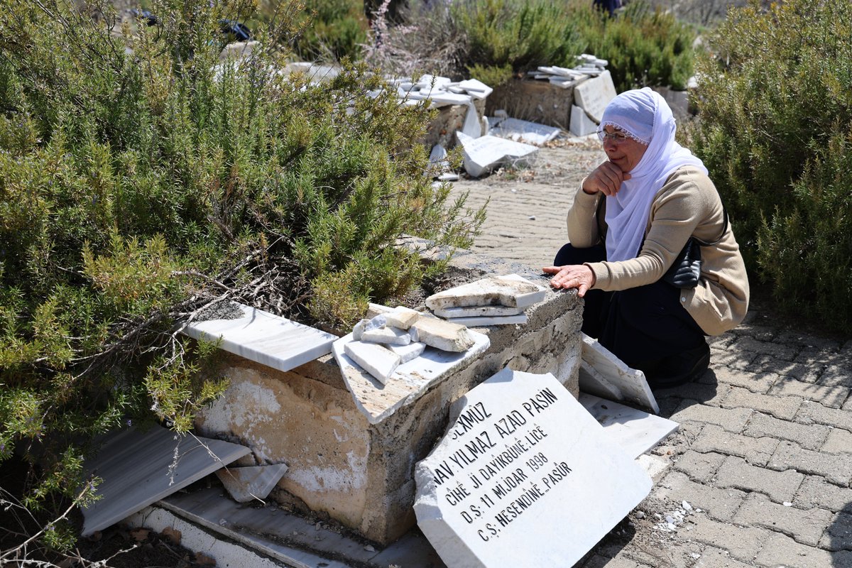 Cejn e lê derd û kulên wê pirr in

Malbatan serdana gorên zarokên xwe kirin. 

Kêlikek saxlem nemaye. 

Goristana Sîsê