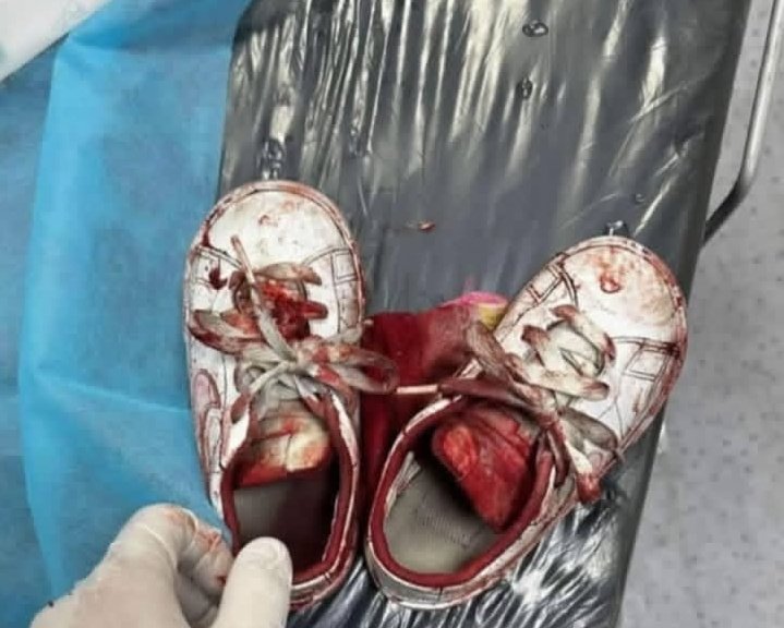 jaffery_anam's tweet image. A child's shoe from Gaza was preparing to celebrate Eid al-Fitr, but he was martyred before the holiday arrived🥹
#EidUlFitr