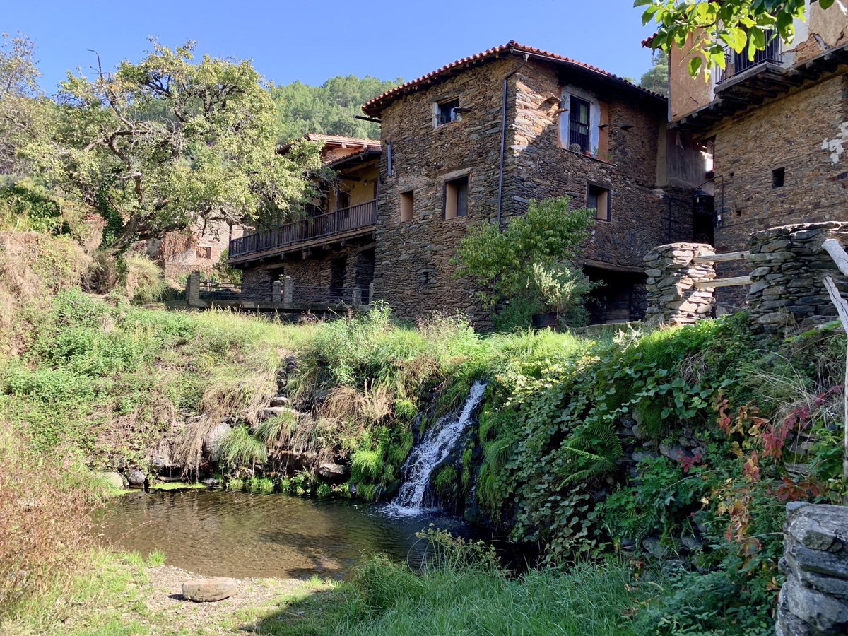 LosPueblosmbe's tweet image. Robledillo de Gata, joya de la Sierra de Gata

Este encantador pueblo cacereño, con su arquitectura tradicional y paisajes naturales, es perfecto para una escapada rural. No te pierdas el Museo del Aceite y las rutas de senderismo por el río Árrago.

#RobledilloDeGata…