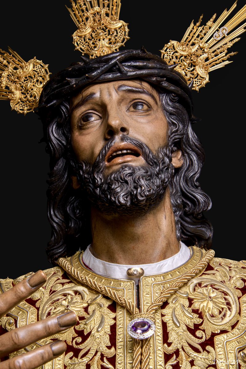➡️ Nuestro Padre Jesús de la Victoria con motivo del Devoto Besapies. 

Viste túnica bordada por N.H.D. Manuel Solano (2012) y las potencias de oro realizadas por los Hermanos Delgado (1995).