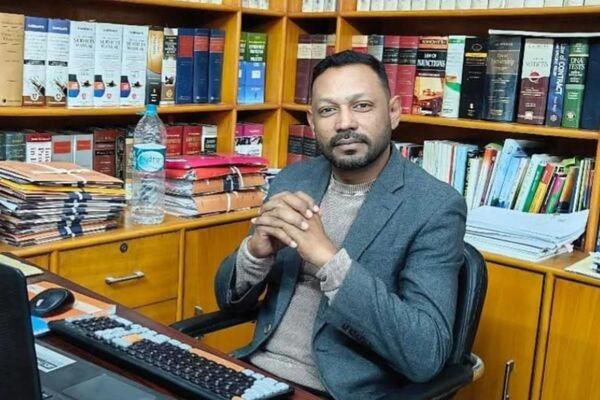 DUJ1949's tweet photo. DUJ condemns the vindictive arrest and re-arrest of journalist Dilawar Hussain by the Assam govt. We congratulate Guwahati journalists who organised a protest. The actions against Hussain come  after he reported corruption allegations against a co-op bank managed by BJP bigwigs. https://t.co/YexcTmuJGT
