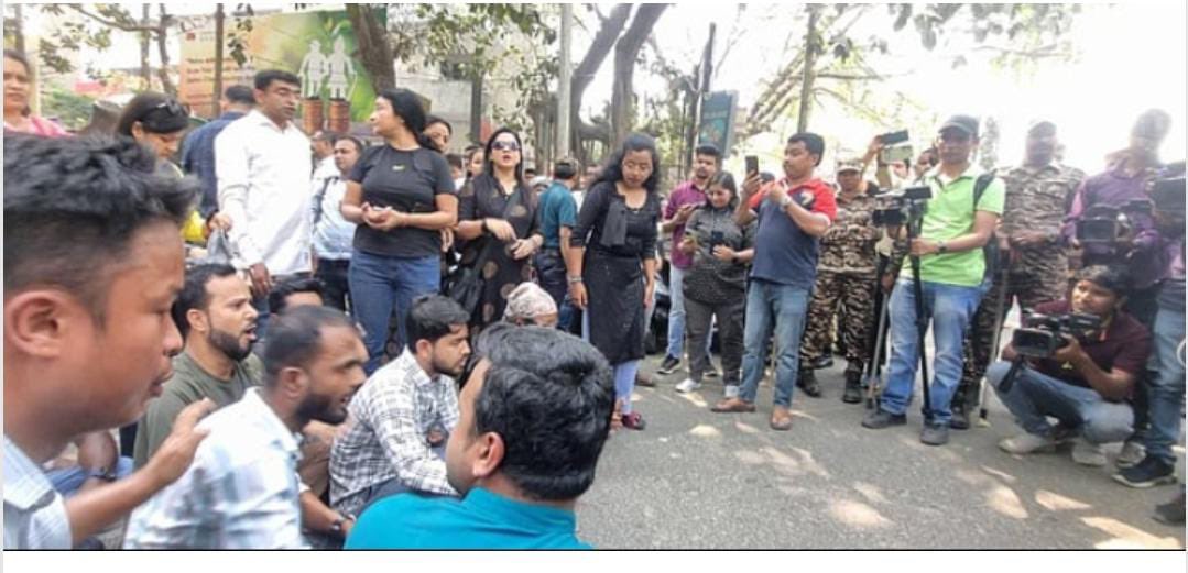 DUJ1949's tweet photo. DUJ condemns the vindictive arrest and re-arrest of journalist Dilawar Hussain by the Assam govt. We congratulate Guwahati journalists who organised a protest. The actions against Hussain come  after he reported corruption allegations against a co-op bank managed by BJP bigwigs. https://t.co/YexcTmuJGT