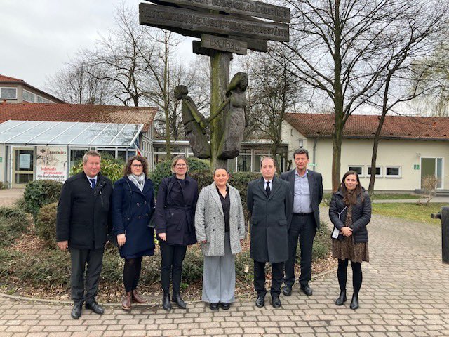 Mahnung und Aufforderung, die Erinnerung an das Unvorstellbare wach zu halten - Das Wirken der Internationalen Jugendbegegnungsstätte ist gelebte Völkerverständigung, so Staatssekretär <a href="/markspeich/">markspeich</a> nach seinem Besuch der IJBS und der Gedenkstätte Auschwitz Birkenau.